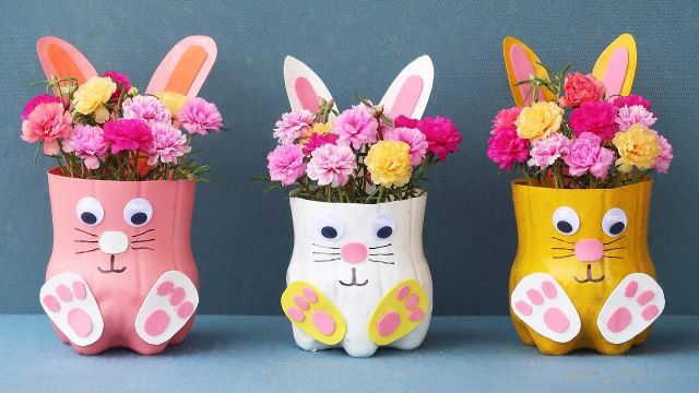 Làm đồ chơi mầm non từ chai nhựa: Chậu hoa treo tường