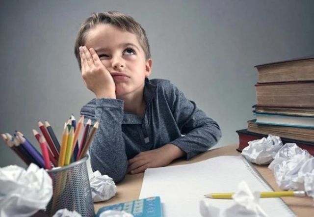 Trẻ thiếu tập trung khi học có biểu hiện gì